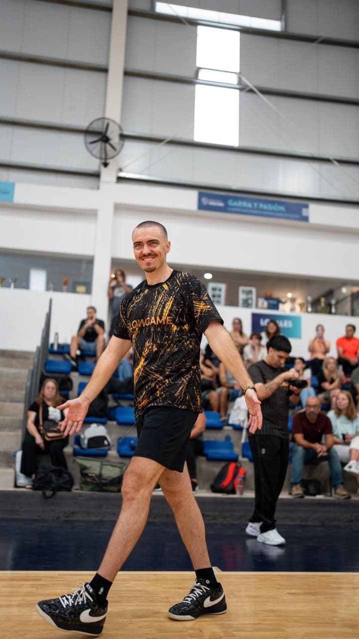 Coco Gallo en cancha durante una experiencia de Flow Game