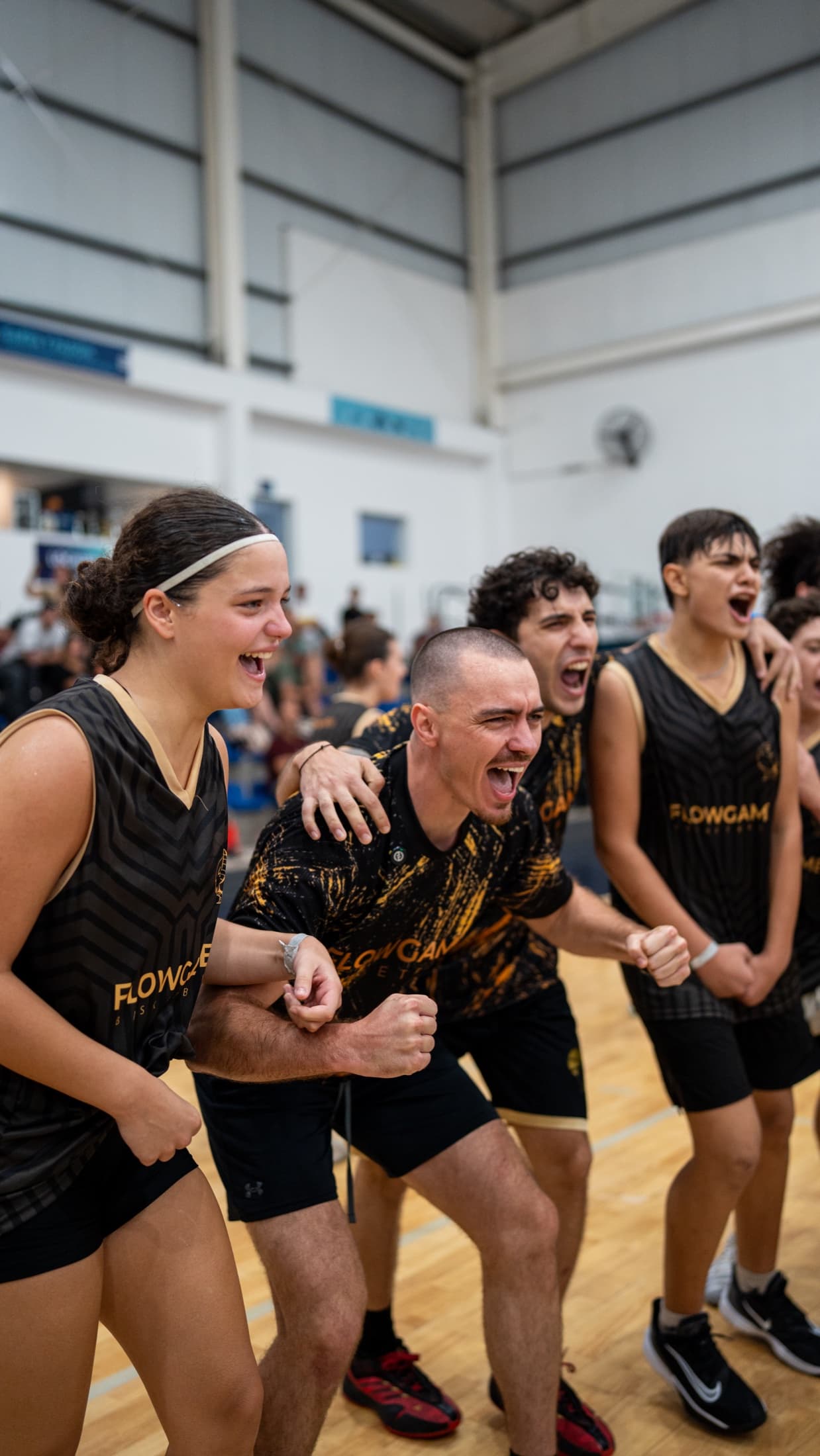Celebración de jugadores y Coco después de una experiencia